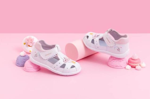 宝宝过早穿学步鞋危害大，按学步阶段穿鞋呵护宝宝足部更健康